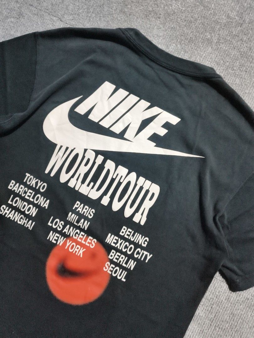 Nike Worldtour (Category: Tshirts & Polo Shirts ) located in Getafe. Submitted by charlon_thrift (Listing ID 1464647411, Image 2). Description: WTS/FOR SALE♻️ NIKE WORLDTOUR💢 EXCELLENT CONDITION SIZE SMALL DIMES: W20 / L27 BABY HAIRLINES DM📥.