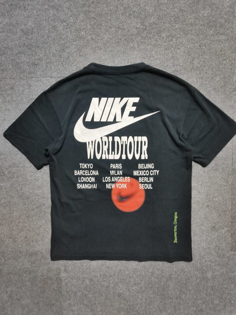 Nike Worldtour (Category: Tshirts & Polo Shirts ) located in Getafe. Submitted by charlon_thrift (Listing ID 1464647411, Image 1). Description: WTS/FOR SALE♻️ NIKE WORLDTOUR💢 EXCELLENT CONDITION SIZE SMALL DIMES: W20 / L27 BABY HAIRLINES DM📥.