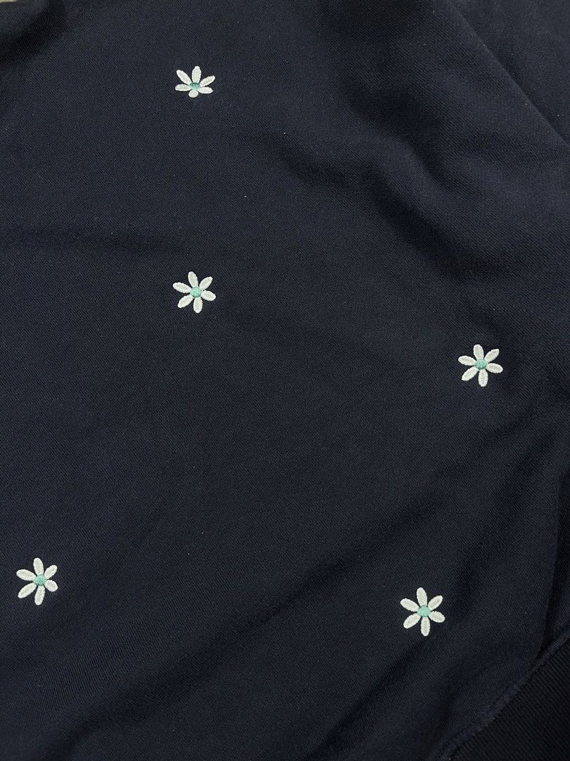 Niko and Crewneck (Category: Longsleeves) located in Bacolod City. Submitted by gabinuks2039771 (Listing ID 1464632525, Image 2). Description: 24x20 (Croptop Fit) Authentic Dm if interested .