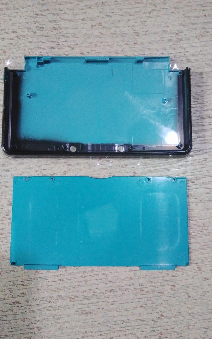 Nintendo 3ds (Category: Nintendo) located in Quezon City. Submitted by Bernz (Listing ID 1464594948, Image 2). Description: original Nintendo 3DS (Model CTR-001) replacement housing shell plates in the iconic Aqua Blue color profile. [1] The set includes: The Top Outer Faceplate: Features the signature black-to-blue gradient look with cutouts for the dual external 3D cameras.The Bottom Battery Cover: Displays the authentic regulatory text marking