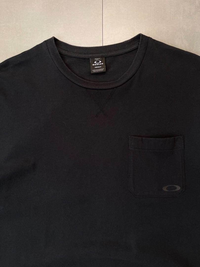 Oakley Black Regular Fit Pocket tee shirt (Category: Tshirts & Polo Shirts ) located in Cabanatuan. Submitted by argarments.ph (Listing ID 1464640621, Image 3). Description: Tagged: Medium-large on tag Width 21.5" | Length 30" Condition: Great condition Issue(s): Lightly used.