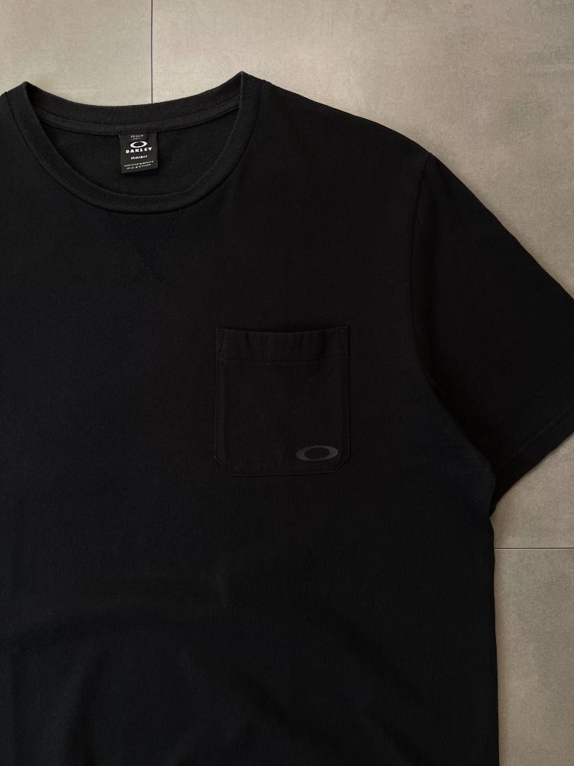 Oakley Black Regular Fit Pocket tee shirt (Category: Tshirts & Polo Shirts ) located in Cabanatuan. Submitted by argarments.ph (Listing ID 1464640621, Image 2). Description: Tagged: Medium-large on tag Width 21.5" | Length 30" Condition: Great condition Issue(s): Lightly used.