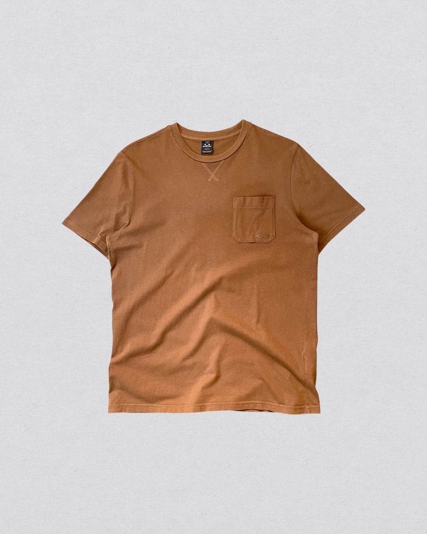 Oakley Brown Regular Fit Pocket tee shirt (Category: Tshirts & Polo Shirts ) located in Cabanatuan. Submitted by argarments.ph (Listing ID 1464639668, Image 1). Description: Tagged: Medium-large on tag Width 21" | Length 29.5" Condition: Great condition Issue(s): Small loose stitching. see photos.