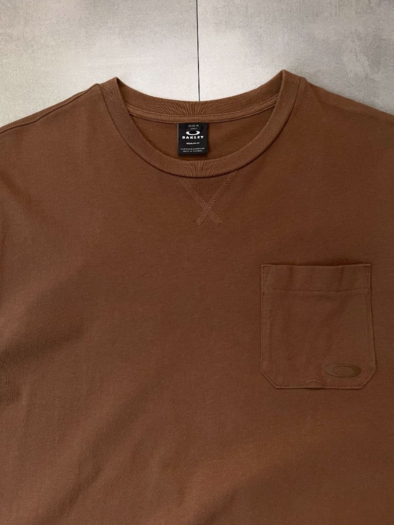 Oakley Brown Regular Fit Pocket tee shirt (Category: Tshirts & Polo Shirts ) located in Cabanatuan. Submitted by argarments.ph (Listing ID 1464639668, Image 2). Description: Tagged: Medium-large on tag Width 21" | Length 29.5" Condition: Great condition Issue(s): Small loose stitching. see photos.