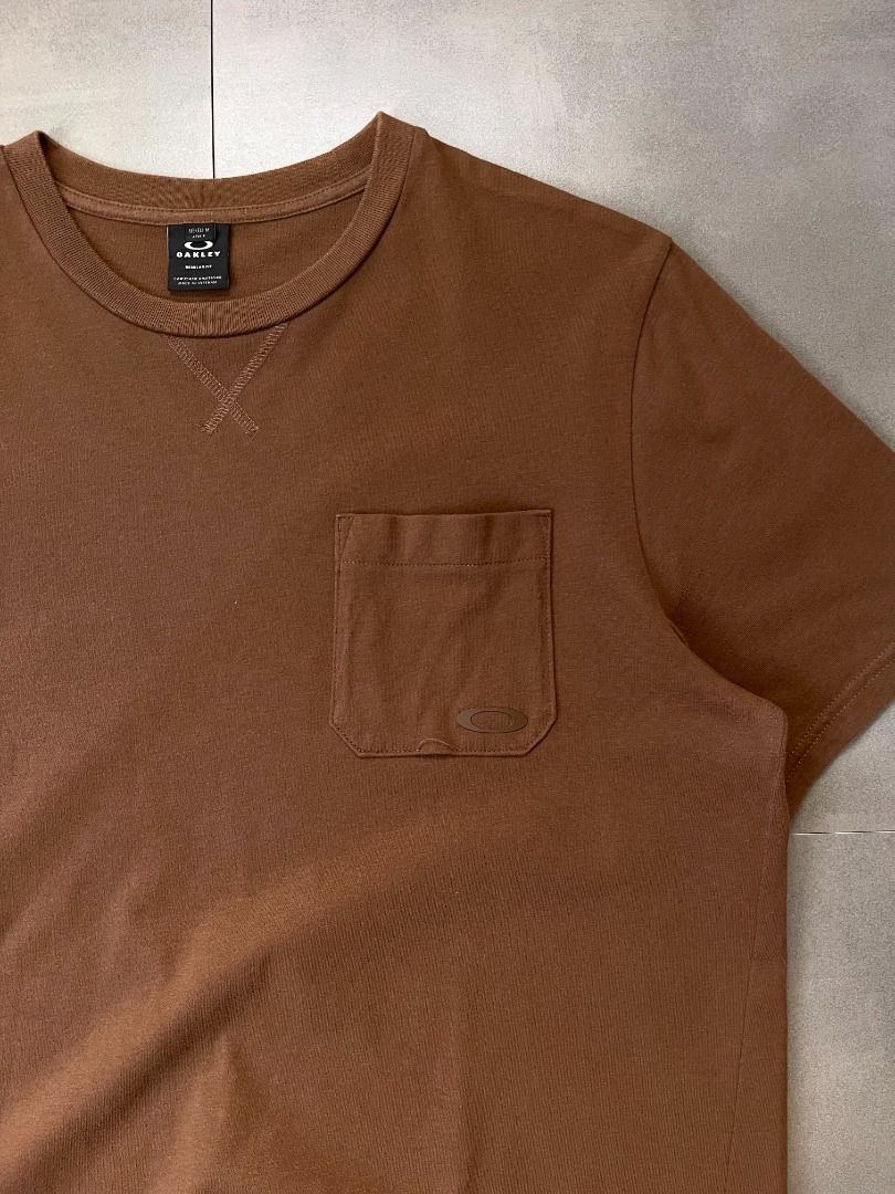 Oakley Brown Regular Fit Pocket tee shirt (Category: Tshirts & Polo Shirts ) located in Cabanatuan. Submitted by argarments.ph (Listing ID 1464639668, Image 3). Description: Tagged: Medium-large on tag Width 21" | Length 29.5" Condition: Great condition Issue(s): Small loose stitching. see photos.