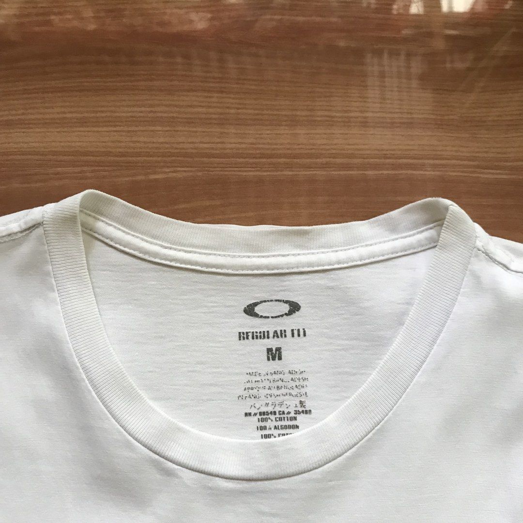 Oakley White Shirt Mid Logo (Category: Tshirts & Polo Shirts ) located in Cebu City. Submitted by whytruekoy (Listing ID 1464611977, Image 3). Description: Oakley White Shirt Mid Logo Authentic Regular fit Size Medium W / 20 L / 28 Excellent.