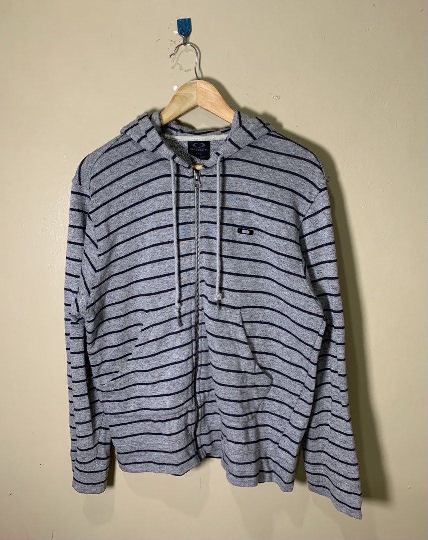 OAKLEY zip Up hoodie (Category: Coats, Jackets and Outerwear) located in Molave. Submitted by mysticbird_38213e (Listing ID 1464742780, Image 2). Description: Good condition No issue Embroided logo Ganda po nito .