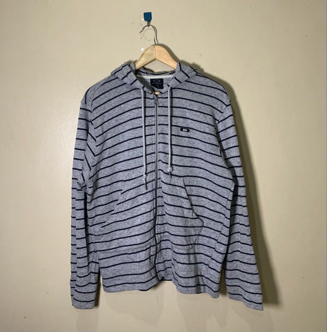 OAKLEY zip Up hoodie (Category: Coats, Jackets and Outerwear) located in Molave. Submitted by mysticbird_38213e (Listing ID 1464742780, Image 1). Description: Good condition No issue Embroided logo Ganda po nito .