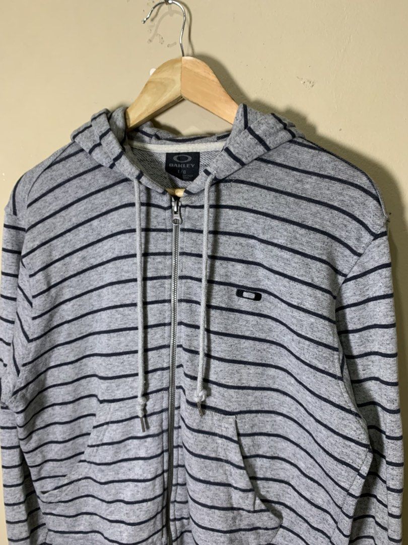 OAKLEY zip Up hoodie (Category: Coats, Jackets and Outerwear) located in Molave. Submitted by mysticbird_38213e (Listing ID 1464742780, Image 3). Description: Good condition No issue Embroided logo Ganda po nito .