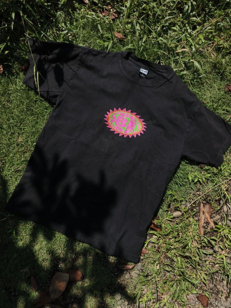 Obey Sawtooth (Category: Tshirts & Polo Shirts ) located in Trento. Submitted by renanteblanco113 (Listing ID 1464578633, Image 1). Description: Obey Sawtooth Dimes: 20x27 Excellent condition Color rate: 8.7/10 "color may vary due to lighting outdoor" Issue: need wash.