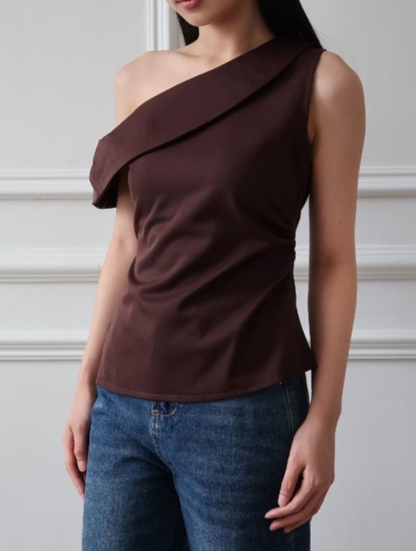 OFF SHOULDER TOP (Category: Blouses) located in Bulacan. Submitted by unnies (Listing ID 1464641257, Image 1). Description: Size: Medium Color: Deep Brown 88/ 76/ 55 RFS: Size too small for my breast.