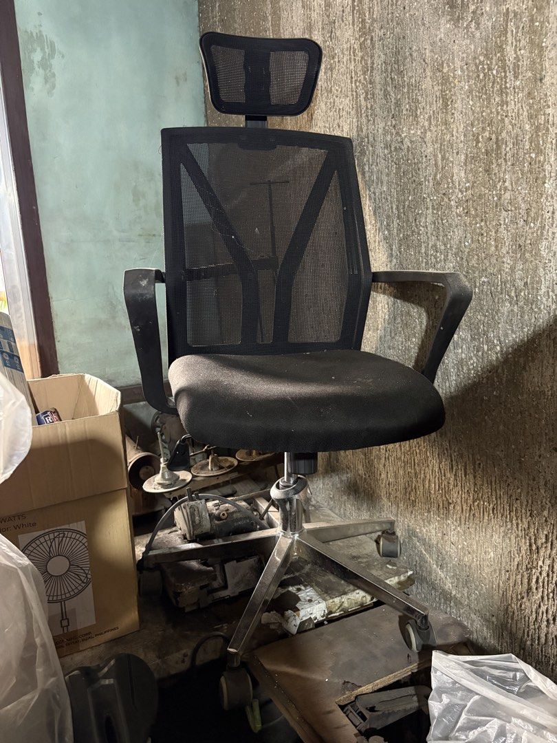 Office chair (Category: Office Furniture & Fixtures) located in Manila. Submitted by angely12 (Listing ID 1464619014, Image 1). Description: Needs cleaning Item is PRE-OWNED expect it comes with defects / signs of usage as commonly seen in secondhand goods which may NOT be mentioned in the description or taken in the photos. Color on listing may differ from actual item due to lighting and purpose of showcasing the darker areas. Bring own pick up 