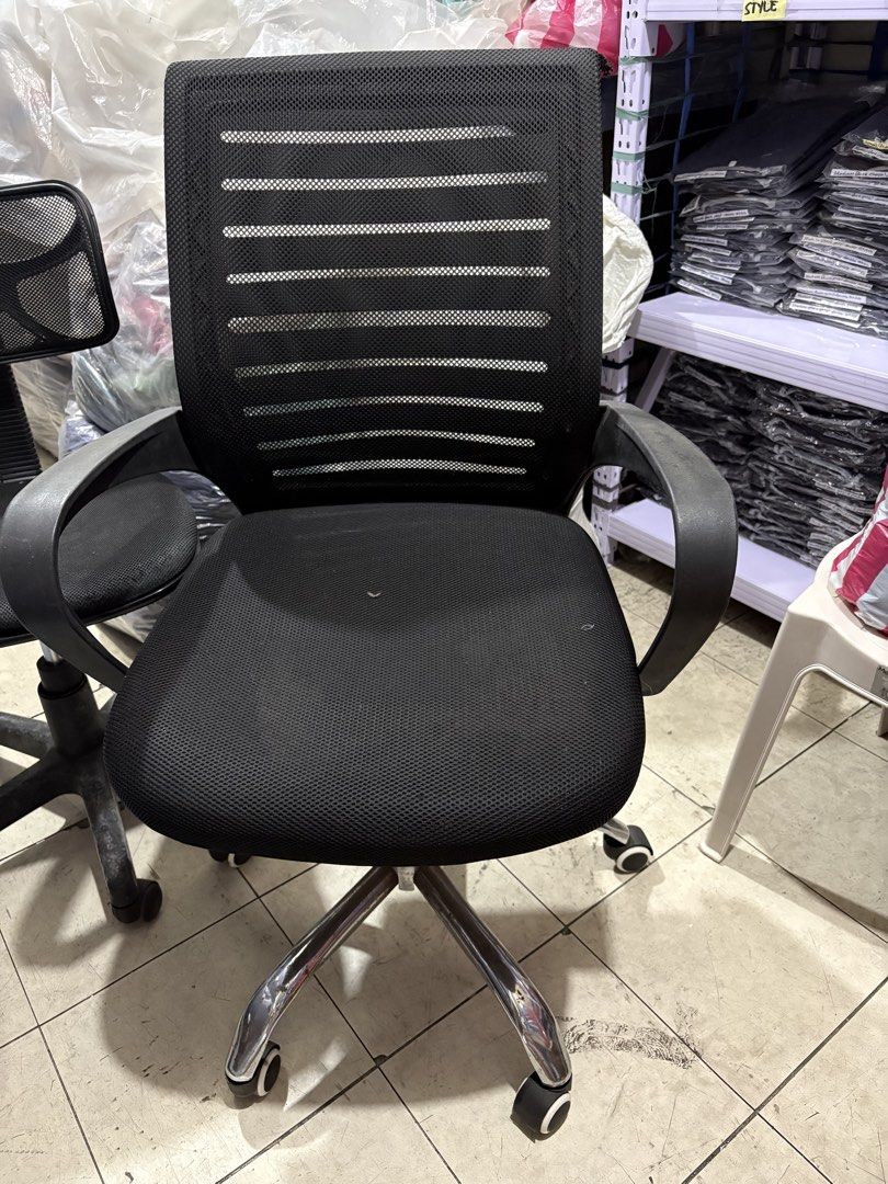 Office chair (Category: Office Furniture & Fixtures) located in Manila. Submitted by angely12 (Listing ID 1464619160, Image 1). Description: Needs cleaning Item is PRE-OWNED expect it comes with defects / signs of usage as commonly seen in secondhand goods which may NOT be mentioned in the description or taken in the photos. Color on listing may differ from actual item due to lighting and purpose of showcasing the darker areas. Bring own pick up 