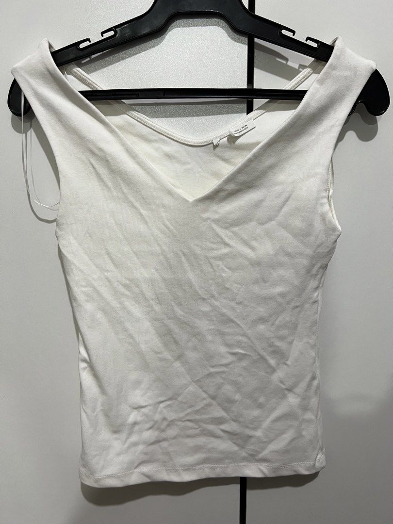Offshoulder Vneck Top (Category: Sleeveless) located in Manila. Submitted by art8411_ (Listing ID 1464729796, Image 1). Description: .