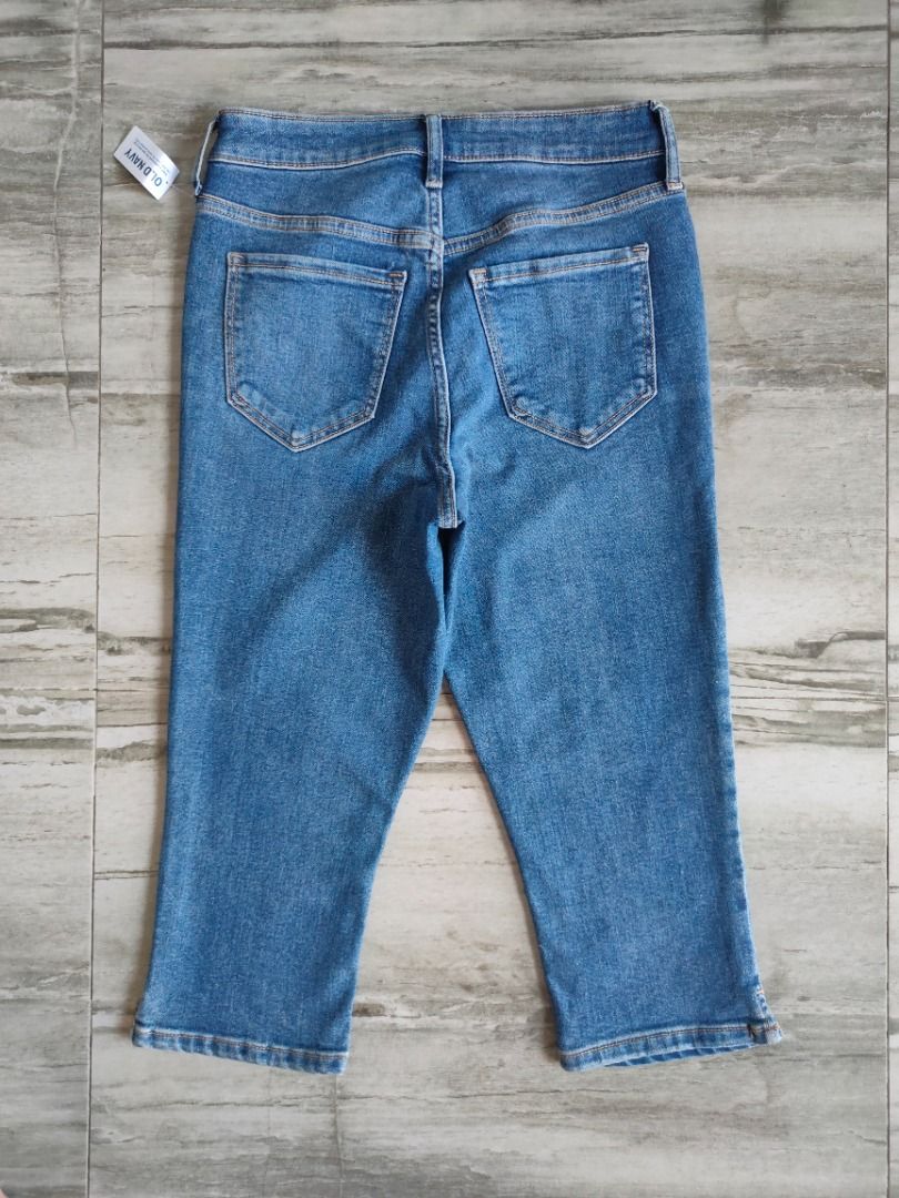 Old Navy Capri Jeans - Size 26 (Category: Jeans) located in Dasmarinas. Submitted by acesteve (Listing ID 1464644776, Image 2). Description: Size in inches: 26 waist 28 length 17.5 inseam 6.5 leg hole Brand new condition No issues or alterations Loc: Dasma Cavite MOP: Gcash.