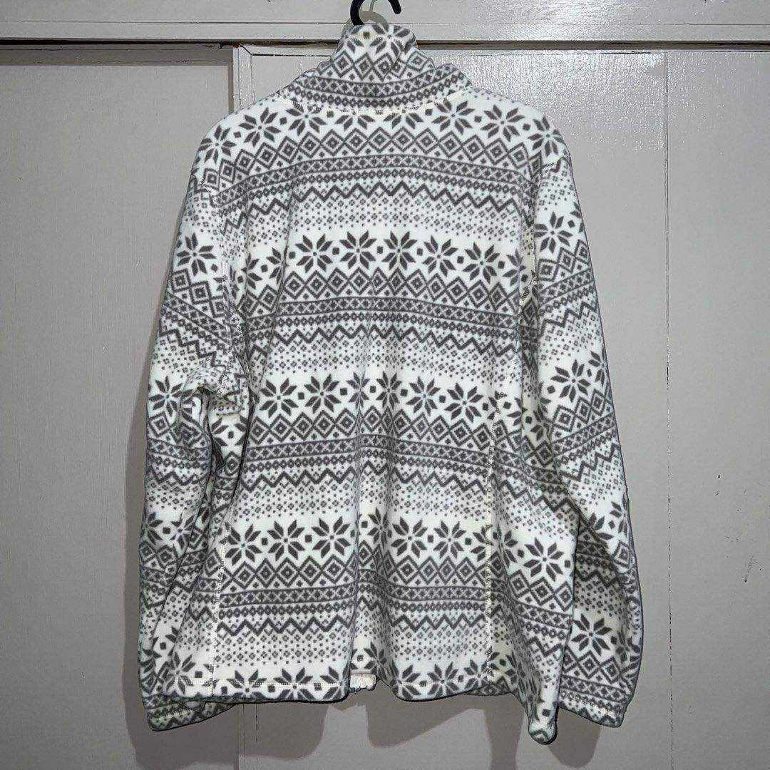 Old Navy Fleece Zip-Up Jacket (Category: Coats, Jackets and Outerwear) located in Makati City. Submitted by b5closet (Listing ID 1464641978, Image 2). Description: - Old Navy Fleece Zip-up jacket - Size XXL - Length: 27 inches - Width: 26 inches - Grey and white snowflake pattern - Full zip front - Turtle neck collar - 2 front pockets - Ideal for layering on chilly days NOTE: - Condition : Excellent ‼️ - Never used ‼️ - GCASH and BDO MOP - SF wil
