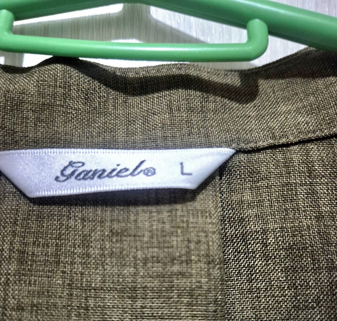 Olive Green Mandarin Collar Blouse (Category: Blouses) located in San Mateo. Submitted by sellbypelle (Listing ID 1464655653, Image 2). Description: THRIFTED ITEM 🌸 Brand: Ganiel W: 23 (46 bust) L : 27.5 inch No Issue Location: Rizal 💰 Payment: GCash — pay first 📦 Shipping: + sf via J&T only 🗓️ Batch shipping: Once a week ⏳ Kindly order only if you're okay with the batch-shipping schedule. 💡 Actual color may vary slightly due to lighting and
