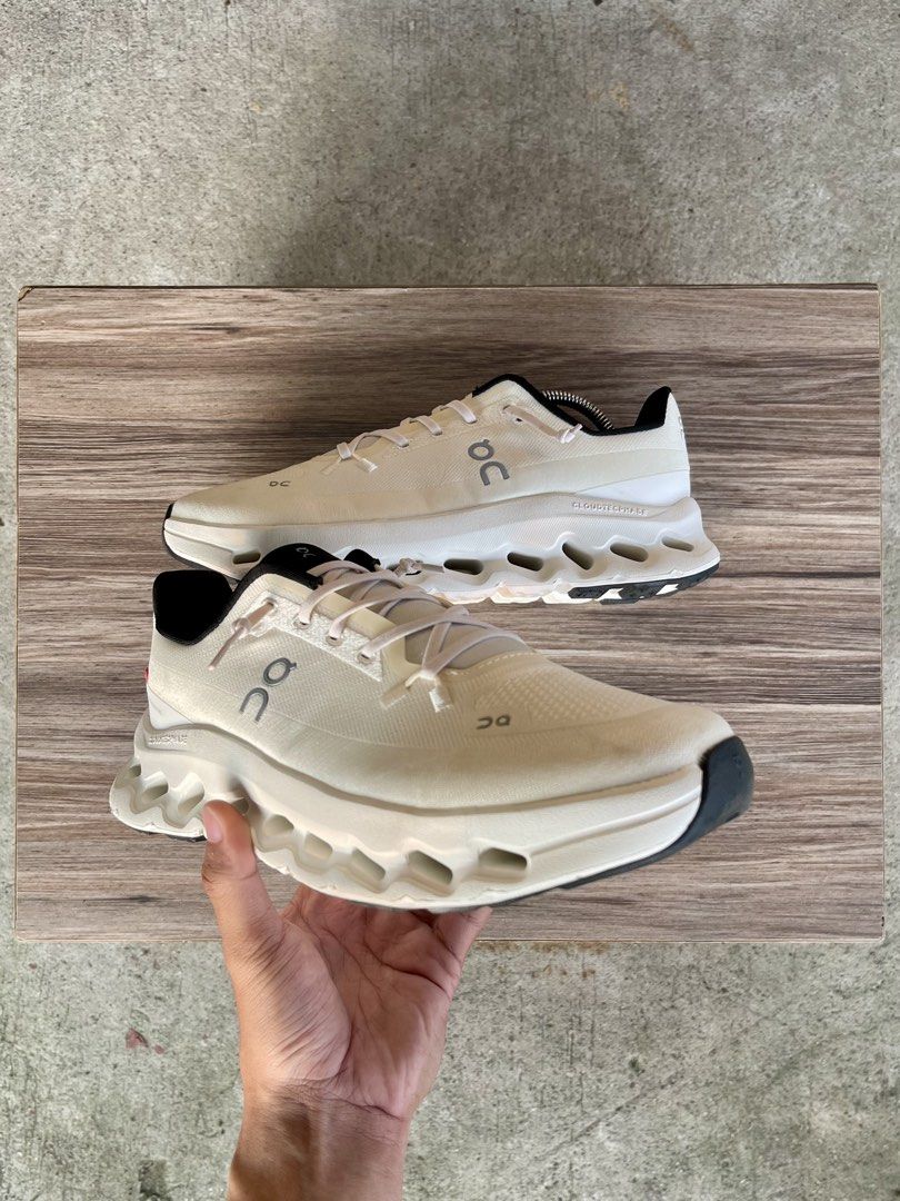 On Cloudtilt White Black Size US M8 (Category: Sneakers) located in Manila. Submitted by wearvox (Listing ID 1464742075, Image 2). Description: Size: US 8 / EUR 41 Price: 2,100 plus sf .