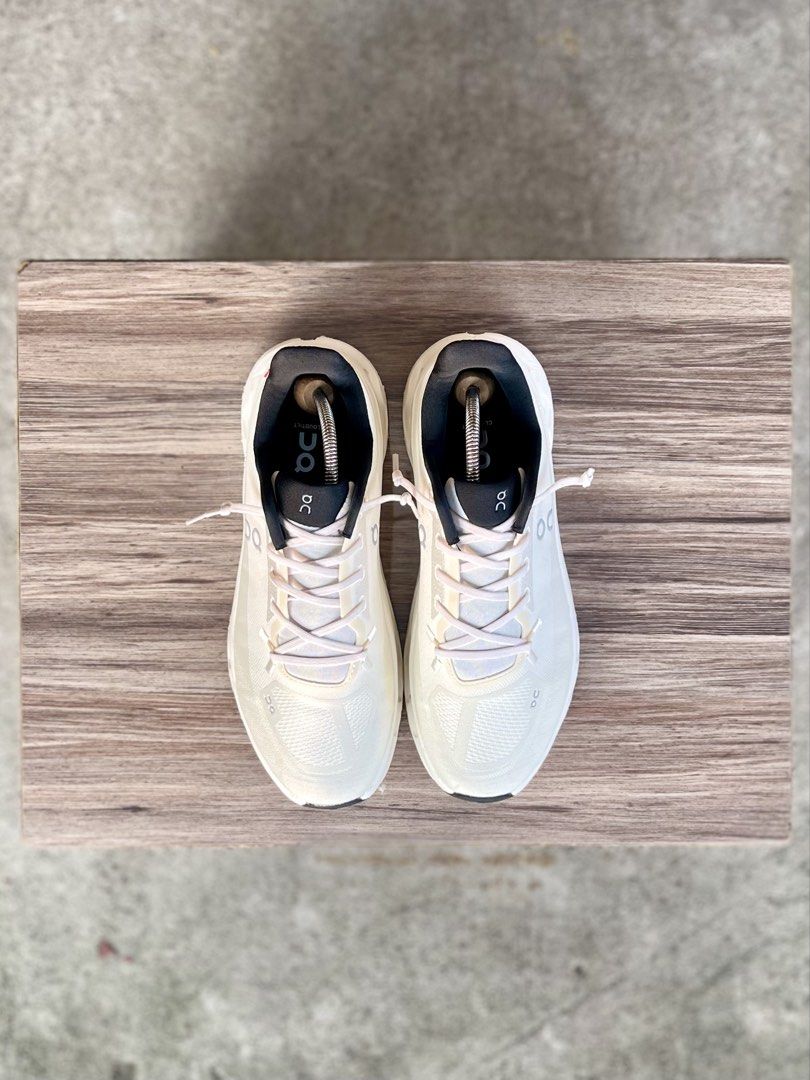 On Cloudtilt White Black Size US M8 (Category: Sneakers) located in Manila. Submitted by wearvox (Listing ID 1464742075, Image 3). Description: Size: US 8 / EUR 41 Price: 2,100 plus sf .