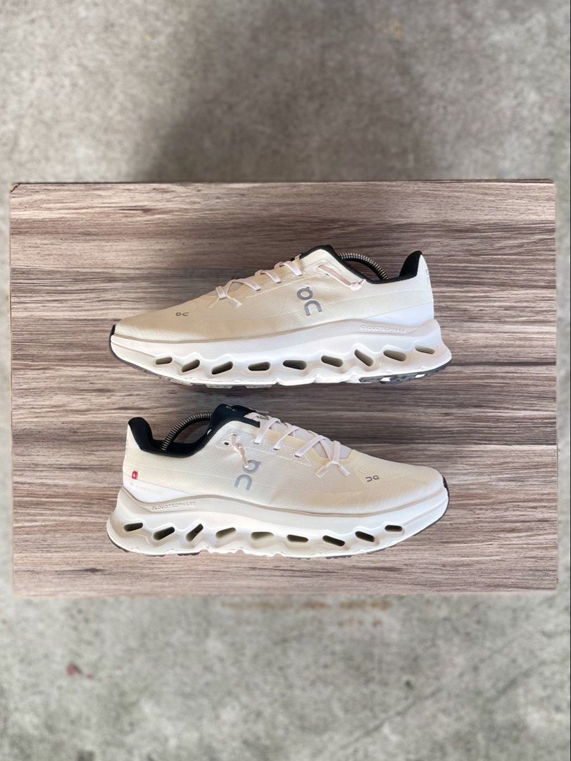 On Cloudtilt White Black Size US M8 (Category: Sneakers) located in Manila. Submitted by wearvox (Listing ID 1464742075, Image 1). Description: Size: US 8 / EUR 41 Price: 2,100 plus sf .