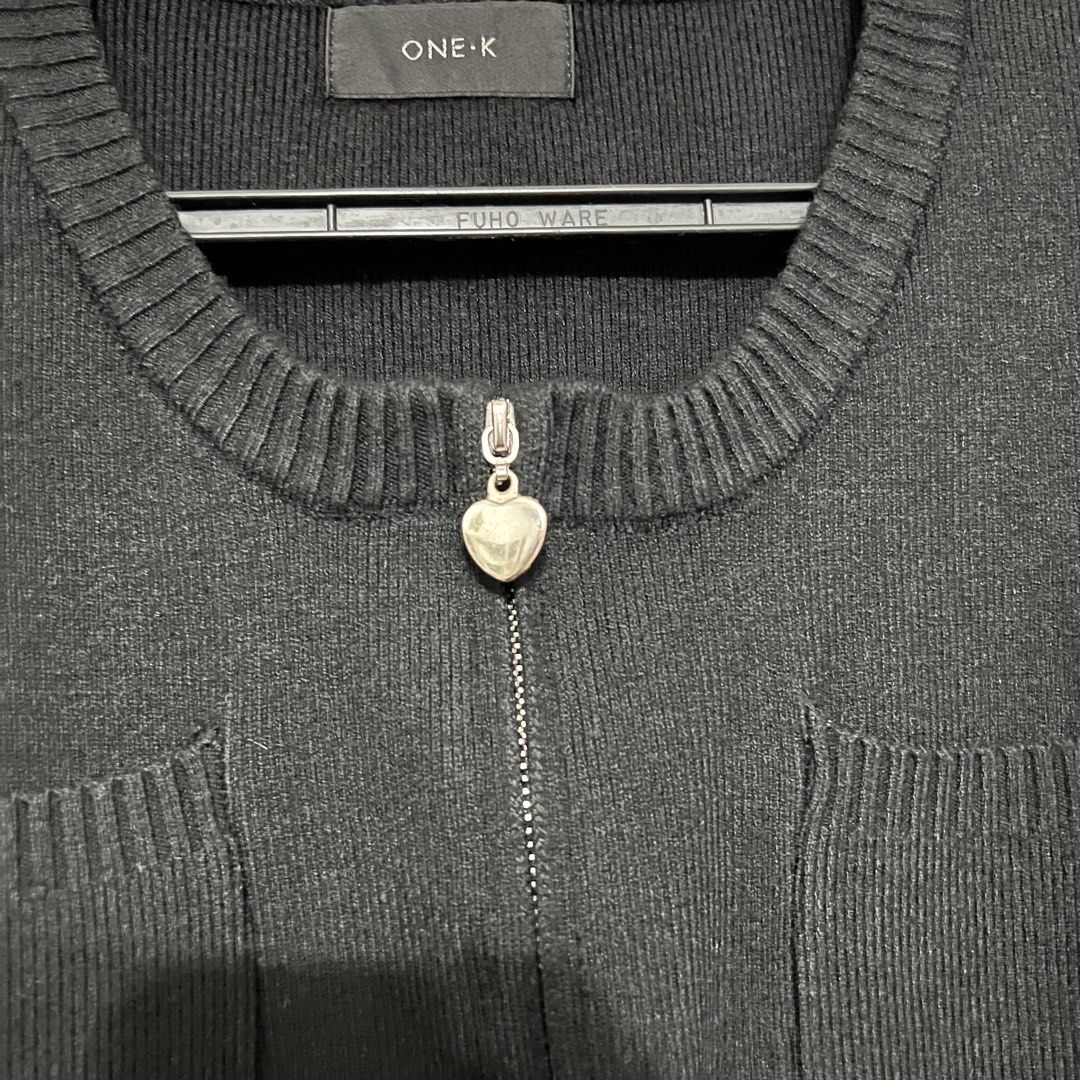 One-K Black Double Zip Knitted Top (Category: Shirts) located in Las Pinas. Submitted by bangtanbey (Listing ID 1464734487, Image 2). Description: Thick knitted material! Mas makapal to than the usual knitted tops nila Brand new, washed only Free size.