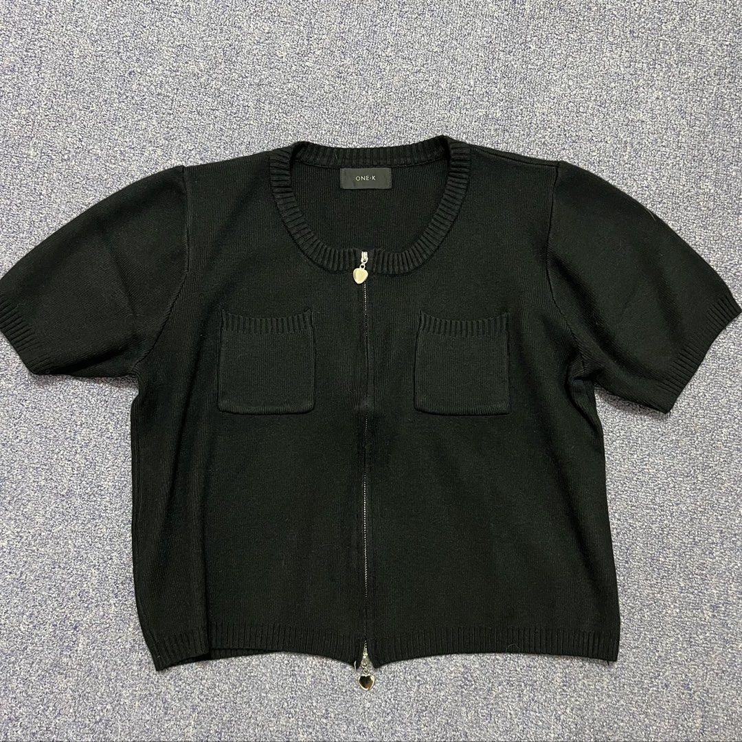 One-K Black Double Zip Knitted Top (Category: Shirts) located in Las Pinas. Submitted by bangtanbey (Listing ID 1464734487, Image 1). Description: Thick knitted material! Mas makapal to than the usual knitted tops nila Brand new, washed only Free size.