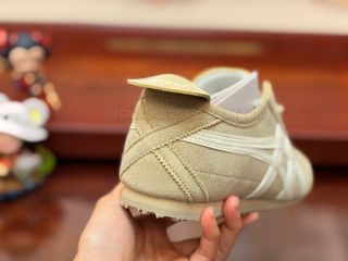 (Category: ) located in . Submitted by pickplanet_sneaker_shirt (Listing ID 1464760112, Image 1). Description: .