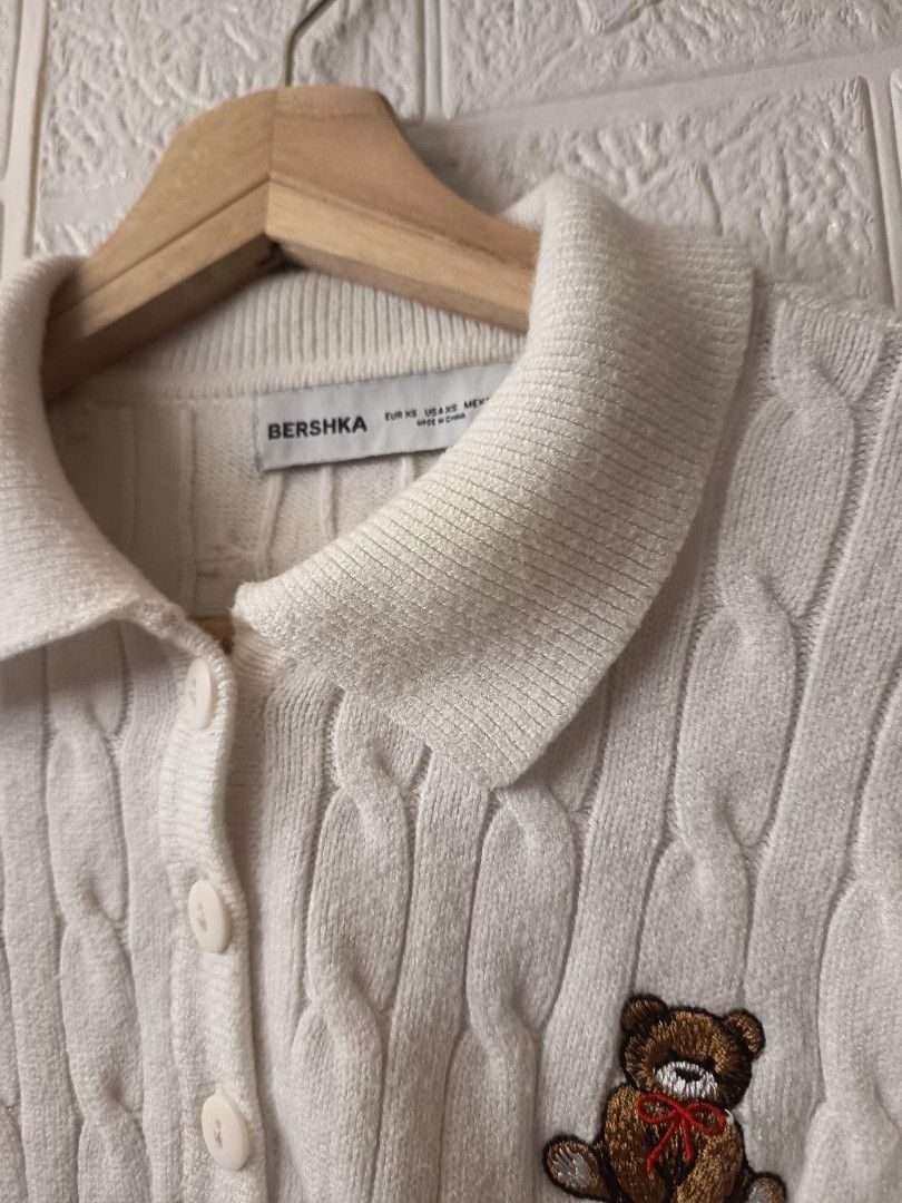 Original Bershka Sweater (Category: Coats, Jackets and Outerwear) located in Manila. Submitted by aoki_louise (Listing ID 1464080342, Image 2). Description: 📌Size - Small 📌Additional Notes - Manage your expectations - Actual color may vary slightly due to lightings.