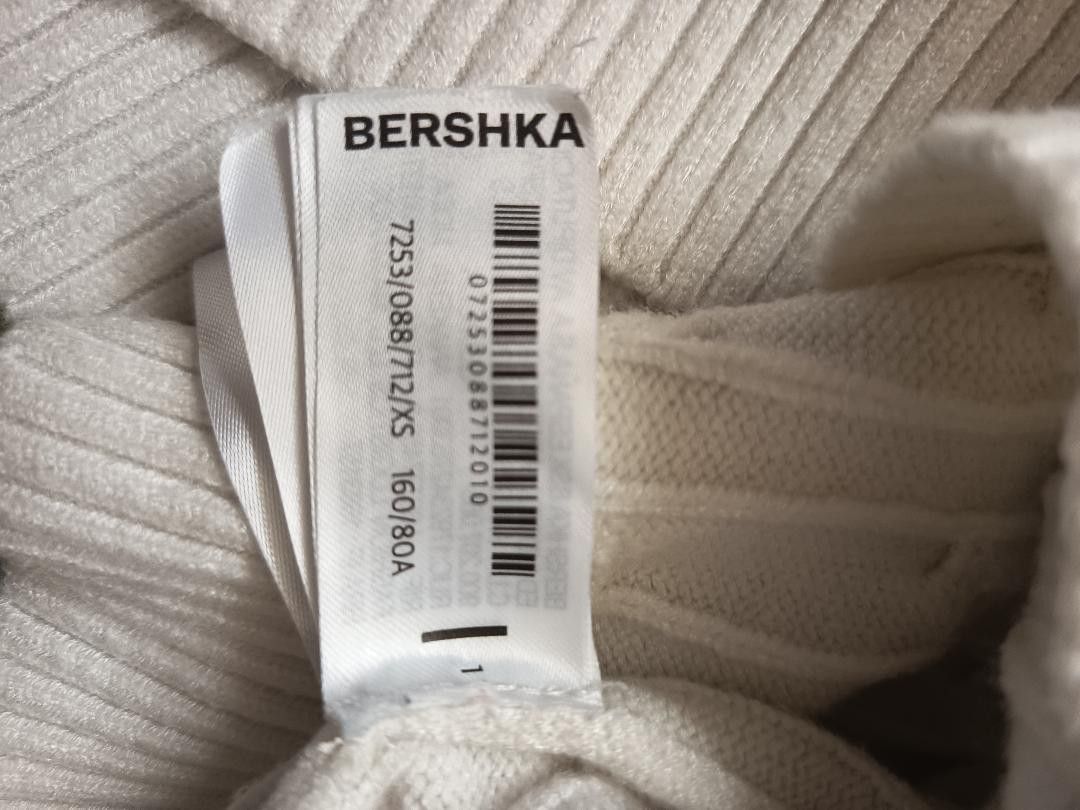 Original Bershka Sweater (Category: Coats, Jackets and Outerwear) located in Manila. Submitted by aoki_louise (Listing ID 1464080342, Image 3). Description: 📌Size - Small 📌Additional Notes - Manage your expectations - Actual color may vary slightly due to lightings.