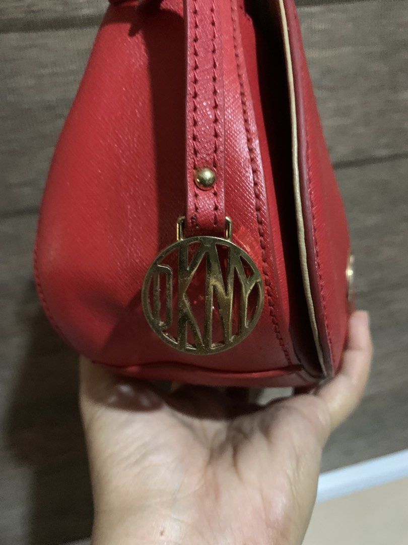 Original DKNY Sling Bag (Category: Cross-body Bags) located in Aliaga. Submitted by ukaybags2428 (Listing ID 1464578301, Image 3). Description: Need lng ng strap Sign of usage Kasya lo g wallet .