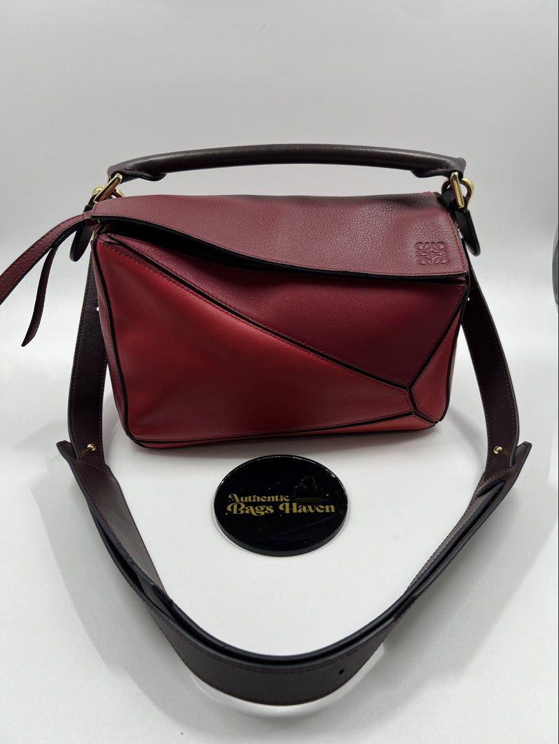 Original Loewe Puzzle Small Sling Bag (Category: Luxury Bags & Wallets) located in Cavite. Submitted by authenticbagshavenbyvalg (Listing ID 1464508642, Image 1). Description: 💯Guaranteed Original very good condition No major issue.