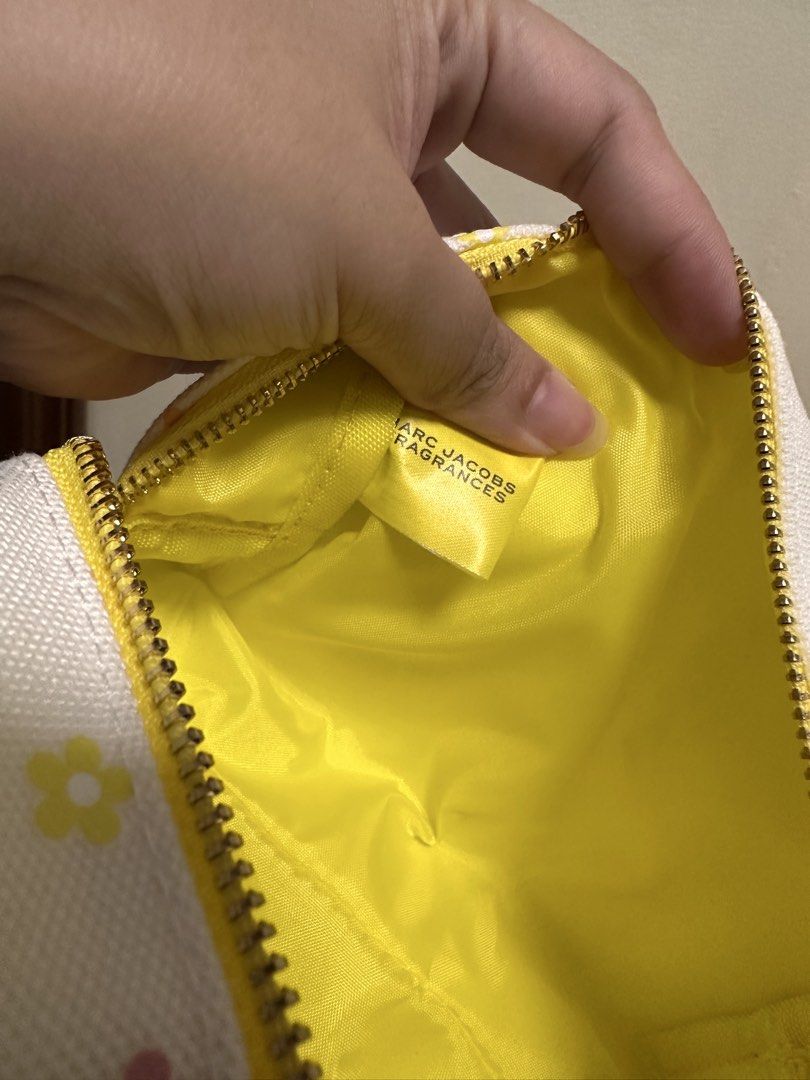 ORIGINAL MARC JACOBS VANITY POUCH (Category: Purses & Pouches) located in Batangas. Submitted by stopandshopforluxury (Listing ID 1464659714, Image 2). Description: Brandnew 💯 From Japan duty free.