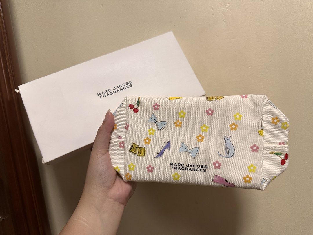 ORIGINAL MARC JACOBS VANITY POUCH (Category: Purses & Pouches) located in Batangas. Submitted by stopandshopforluxury (Listing ID 1464659714, Image 1). Description: Brandnew 💯 From Japan duty free.