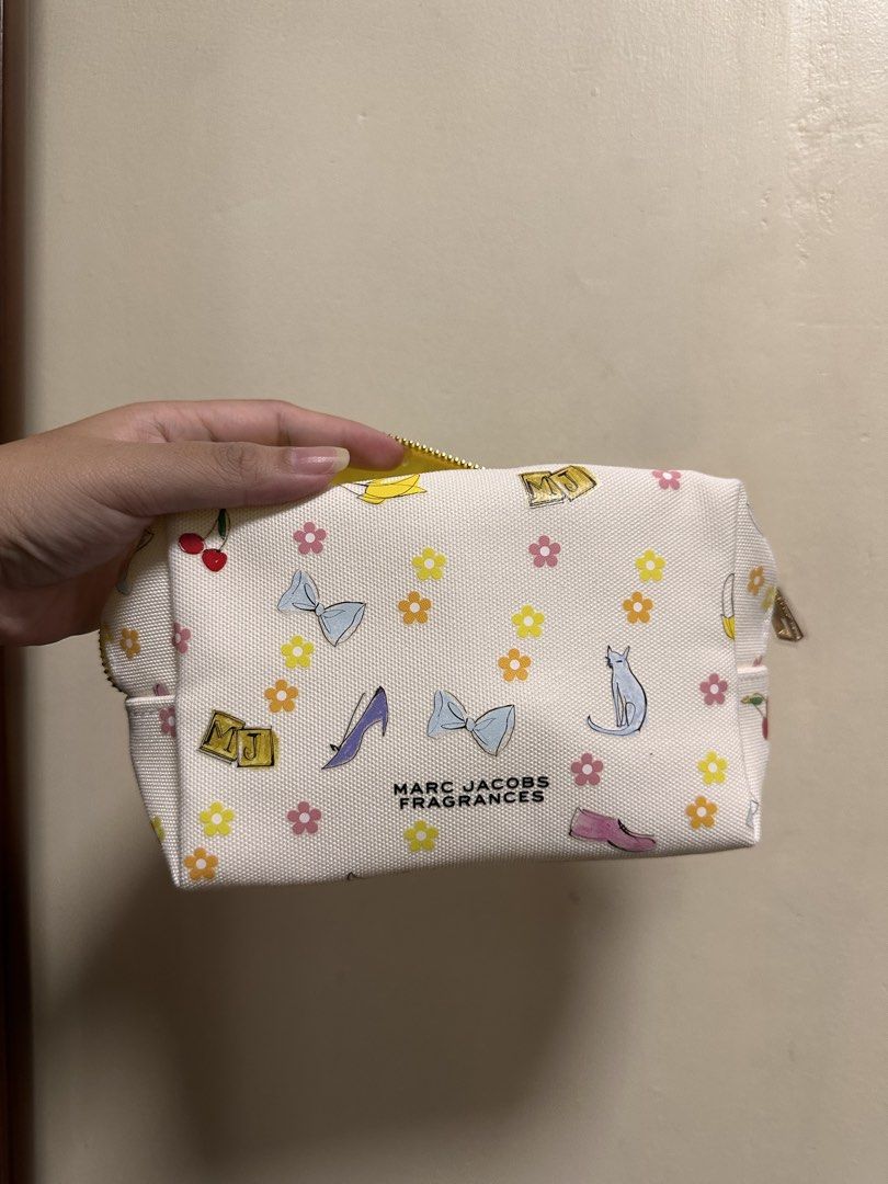 ORIGINAL MARC JACOBS VANITY POUCH (Category: Purses & Pouches) located in Batangas. Submitted by stopandshopforluxury (Listing ID 1464659714, Image 3). Description: Brandnew 💯 From Japan duty free.