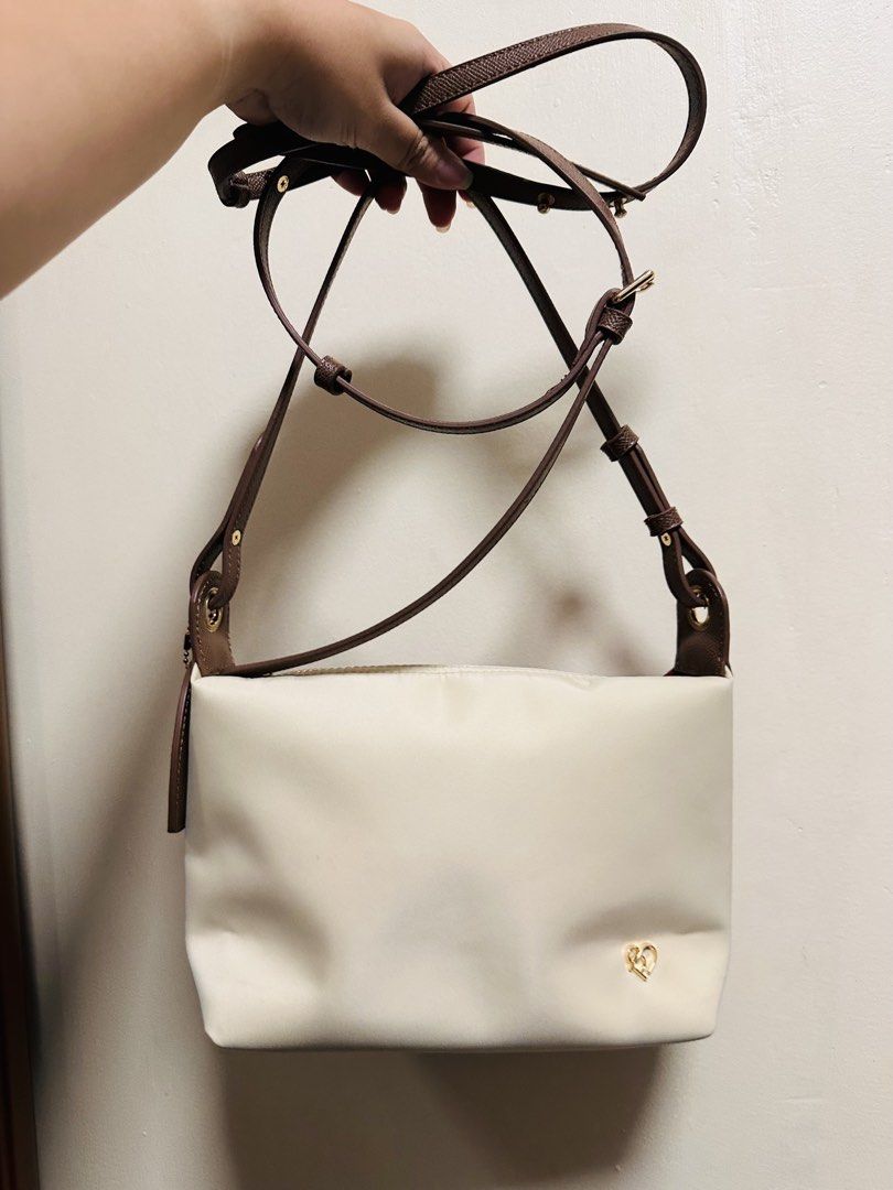 Original Ponny Twenty Eight (Category: Cross-body Bags) located in Batangas. Submitted by stopandshopforluxury (Listing ID 1464658490, Image 1). Description: Guaranteed original 💯 Can use as kili bag & sling bag.