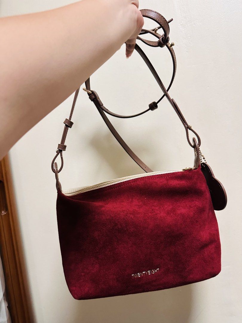 Original Ponny Twenty Eight (Category: Cross-body Bags) located in Batangas. Submitted by stopandshopforluxury (Listing ID 1464658490, Image 3). Description: Guaranteed original 💯 Can use as kili bag & sling bag.