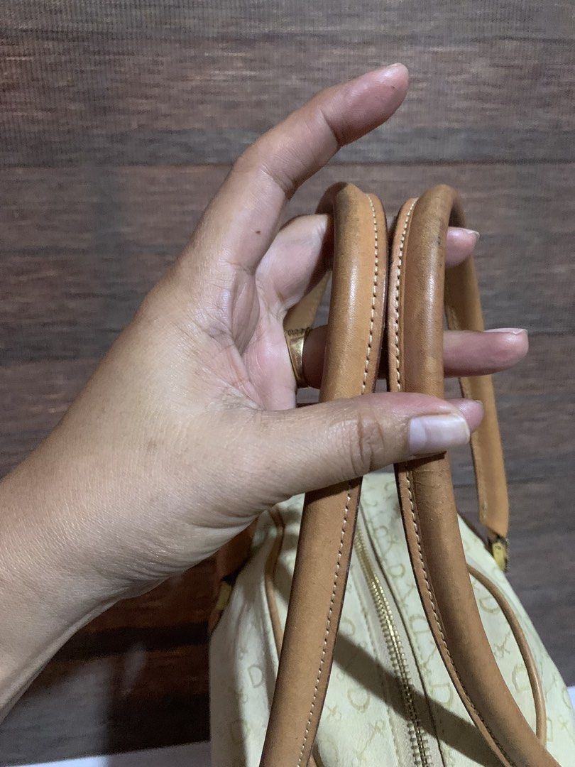 Original Why Shoulder Bag (Category: Shoulder Bags) located in Aliaga. Submitted by ukaybags2428 (Listing ID 1464578187, Image 3). Description: Medium Need wash Maganda p to ganda ng leather at canvass.