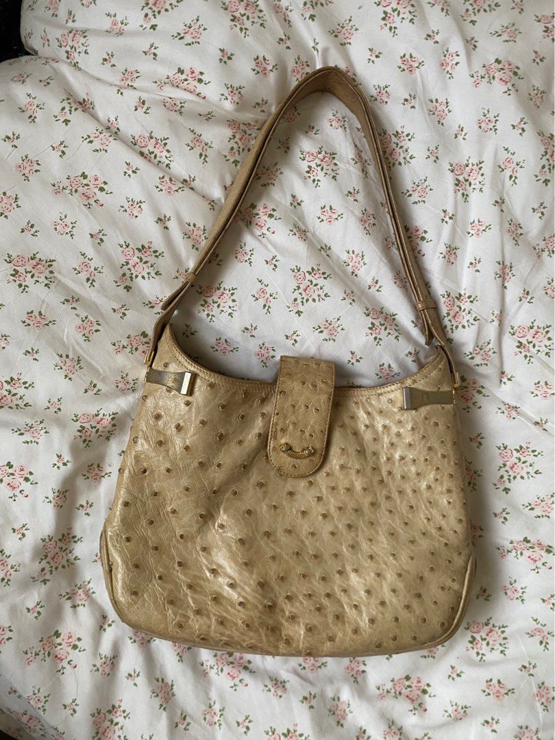 ostrich leather cream bag (Category: Shoulder Bags) located in Caloocan City. Submitted by v6nnies (Listing ID 1464629251, Image 1). Description: ostrich leather cream bag fiore made in italy 20x28 cm got this on ig from a bidding so so hard to let go but i just don't reach for it anymore 🥹 i think it needs a bit of cleaning but the inside is ok pa naman :) .