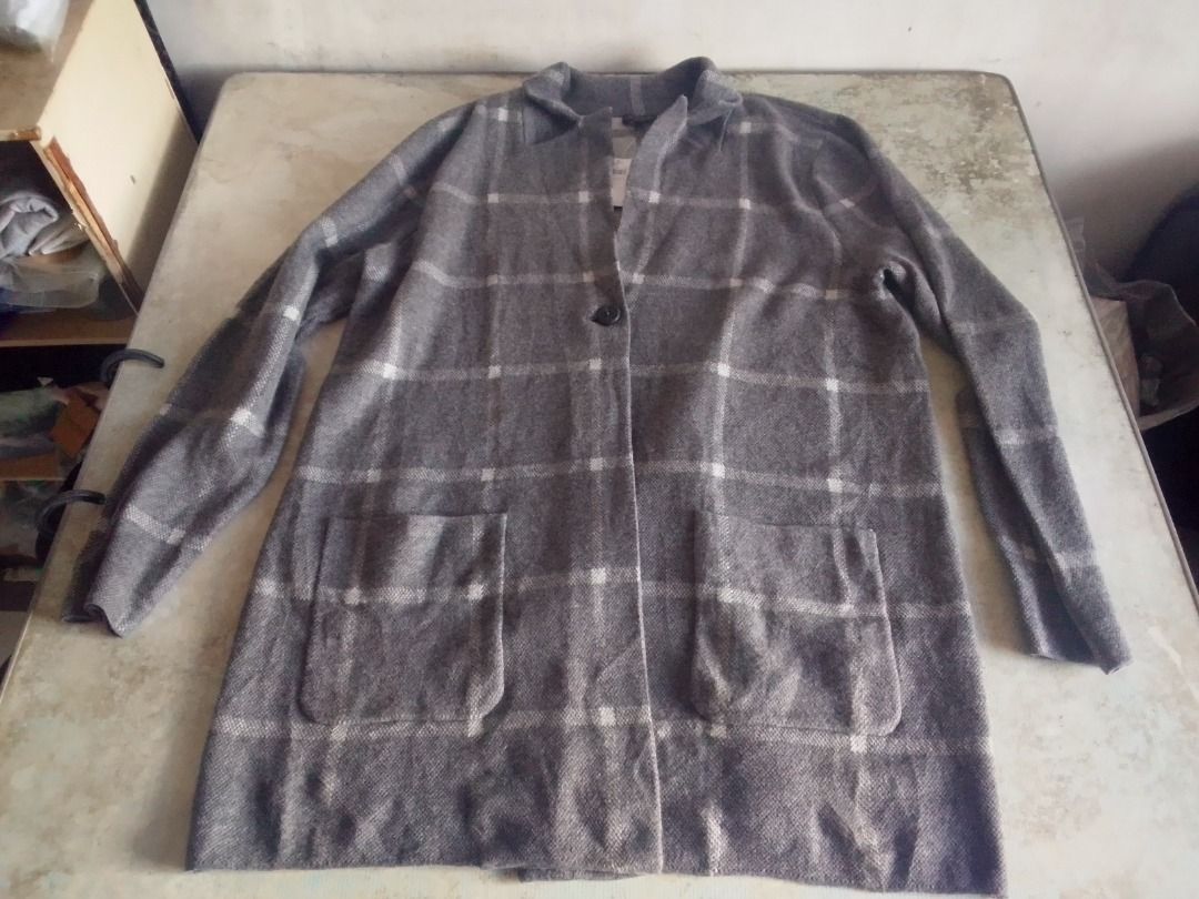Outwear US BNEWTAG ($119+) (Category: Coats, Jackets and Outerwear) located in Los Banos. Submitted by mania-62906 (Listing ID 1464755687, Image 1). Description: BNewtag. Authentic US Large. Note design only a single button not the standard 3-4 buttons.