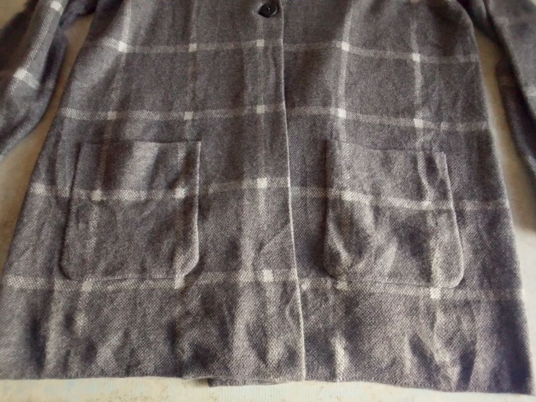 Outwear US BNEWTAG ($119+) (Category: Coats, Jackets and Outerwear) located in Los Banos. Submitted by mania-62906 (Listing ID 1464755687, Image 3). Description: BNewtag. Authentic US Large. Note design only a single button not the standard 3-4 buttons.