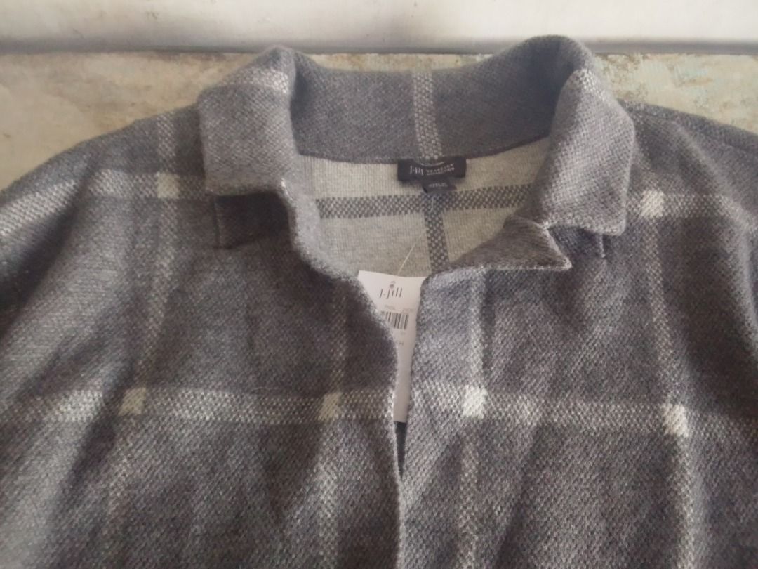 Outwear US BNEWTAG ($119+) (Category: Coats, Jackets and Outerwear) located in Los Banos. Submitted by mania-62906 (Listing ID 1464755687, Image 2). Description: BNewtag. Authentic US Large. Note design only a single button not the standard 3-4 buttons.