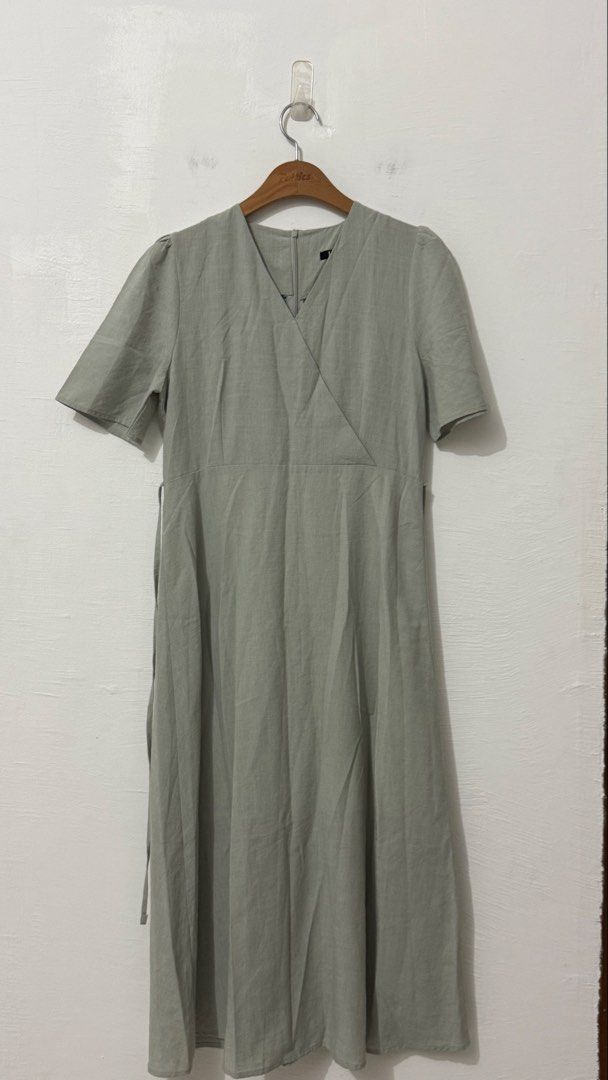 Overlap long dress back tie (Category: Dresses) located in Cordova. Submitted by thedecluterrer (Listing ID 1464570359, Image 1). Description: .