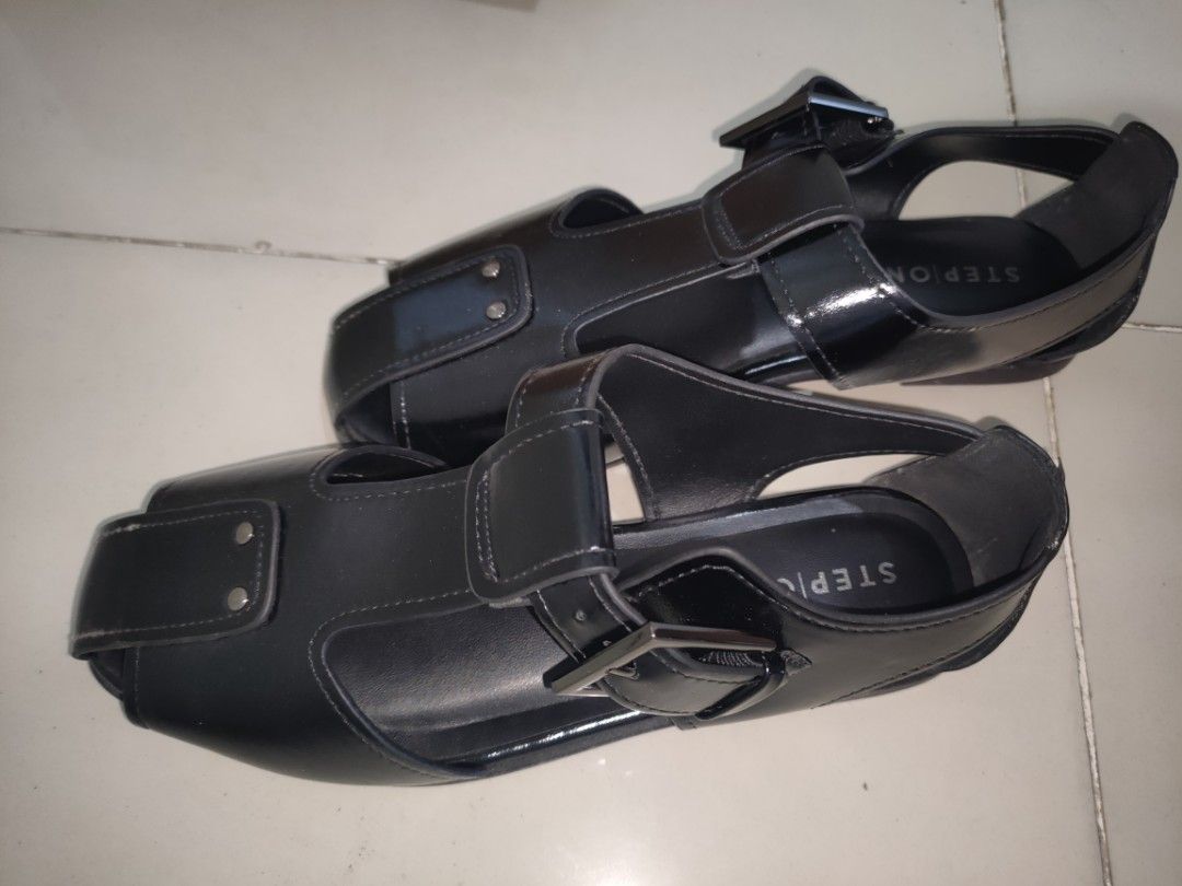 Payless x Step One Black Sorrel Sandals Size 7 (Category: Flats & Sandals) located in Quezon City. Submitted by maxsab (Listing ID 1464667355, Image 2). Description: - Black Step One Sorrel sandals - Adjustable buckle closure - "Step One Walk" branded insole - Original box included - Original price: P1,450.00.