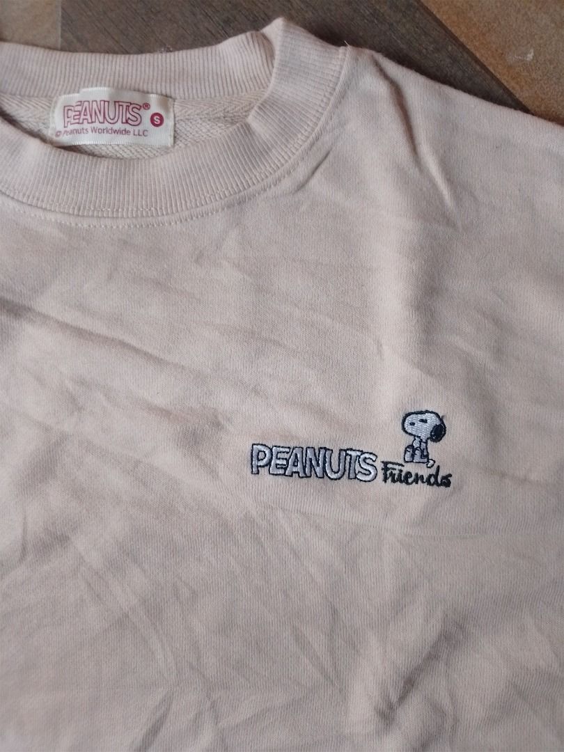 Peanuts Snoopy Super Beagle Crewneck Sweatshirt Size S (Category: Coats, Jackets and Outerwear) located in Caloocan City. Submitted by hmm_shop83 (Listing ID 1464631689, Image 2). Description: - Cream colored Peanuts sweatshirt - Features Snoopy and 'Peanuts friends' logo on the front - Back has 'Super Beagle' and 'Peanuts: the world famous comic strip' text - Size: S - Ideal for any Snoopy enthusiast!.