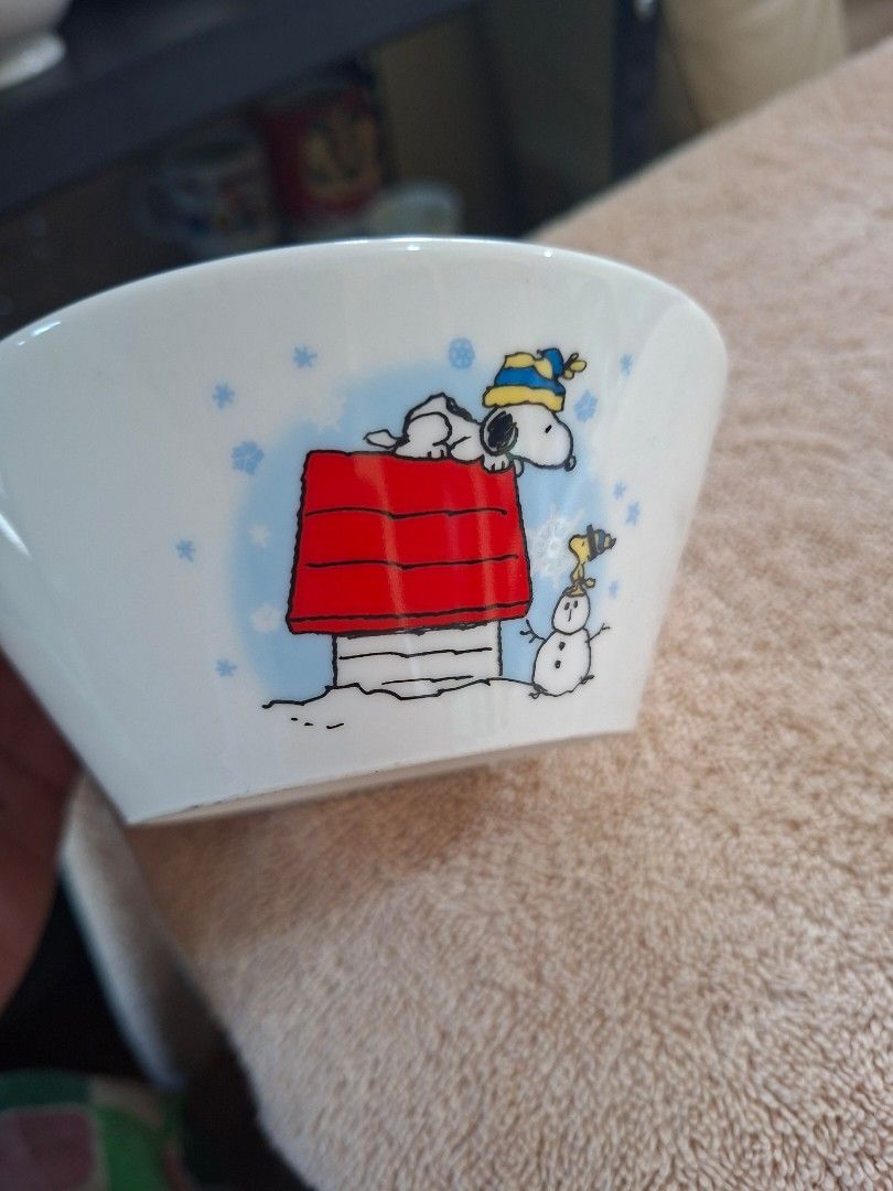Peanuts Snoopy Winter themes Bowl (Category: Dinnerware & Cutlery) located in Consolacion. Submitted by luxekerei (Listing ID 1464674525, Image 2). Description: - a Peanuts Snoopy winter-themed bowl, which was released as a limited-edition promotional novelty item by KFC Japan around 2008..