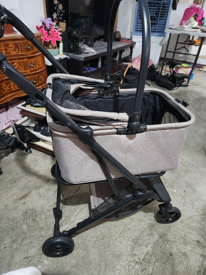 Pet Stroller (Category: Homes & Other Pet Accessories) located in Pasig City. Submitted by yg.ent (Listing ID 1464730920, Image 2). Description: 📍 max weight: up to 15kg 📍 stroller height: 100 cm 📍 stroller basket size: 33x25x52 cm 📍 removable and washable cover, waterproof cushion 📍 slightly negotiable (up to 2.8k) orig price is 4.5k 📍 freebie: striller guard and cushion message me for more info 📲 happy shopping everyone!.