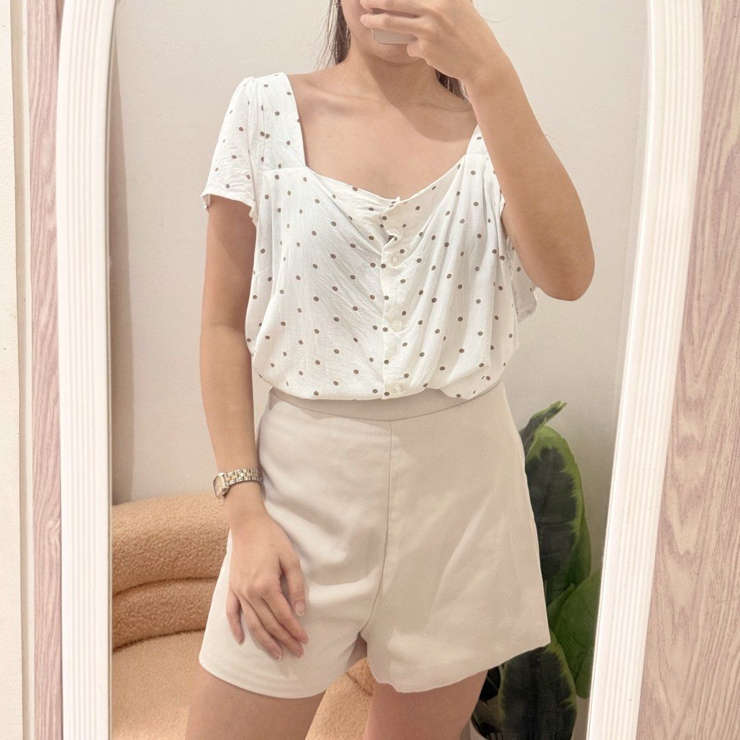 Polka top (Category: Blouses) located in Quezon City. Submitted by kaye_oineza (Listing ID 1464602471, Image 2). Description: 🍃 Polka Top Large - XL Brand: Anko .