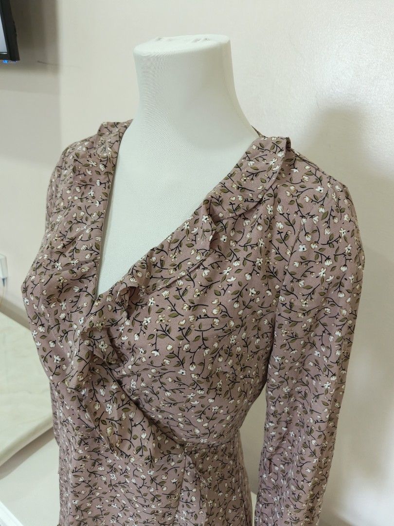 Pomelo Floral Ruffle Wrap Dress M (Category: Dresses) located in Angeles City. Submitted by wanday_dreamer (Listing ID 1464633019, Image 2). Description: Cute floral wrap dress from Pomelo, size M. Features ruffles and long sleeves. Great for casual outings or brunch. Washed but never used.