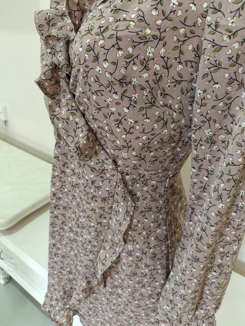 Pomelo Floral Ruffle Wrap Dress M (Category: Dresses) located in Angeles City. Submitted by wanday_dreamer (Listing ID 1464633019, Image 3). Description: Cute floral wrap dress from Pomelo, size M. Features ruffles and long sleeves. Great for casual outings or brunch. Washed but never used.