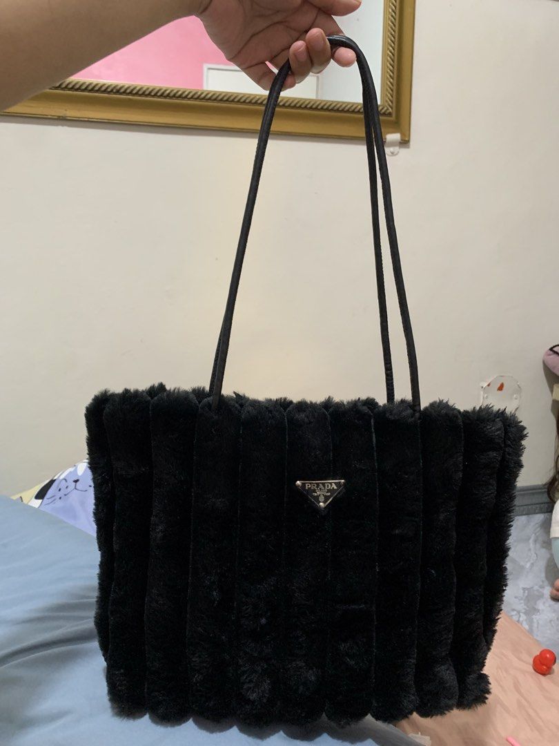 Prada Vip gift tote bag (Category: Beach Bags) located in Cabiao. Submitted by imeon13 (Listing ID 1464706322, Image 3). Description: .